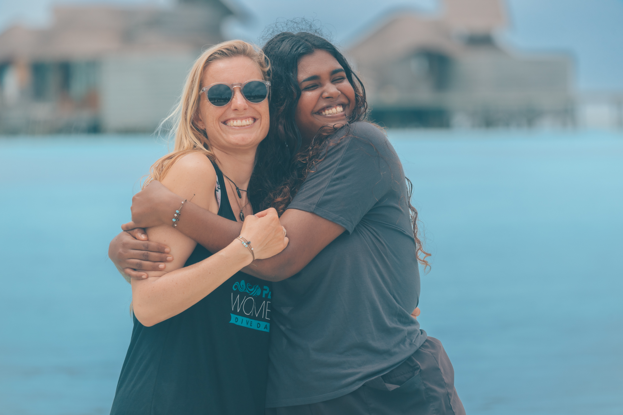 Две улыбающиеся женщины обнимаются в Women's Dive Day