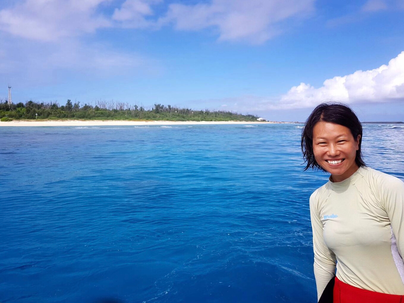 ホームグラウンド水納島をバックに