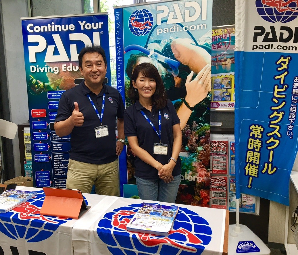 大学のキャンパスで説明会