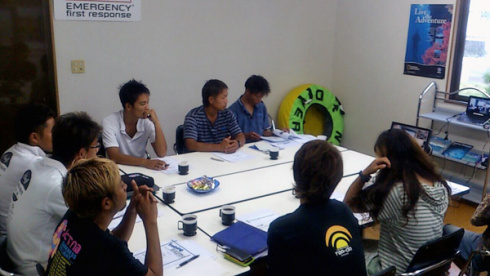 沖縄オフィスでは10名のプロメンバーが参加。東京とSkypeでつないで行なわれました。