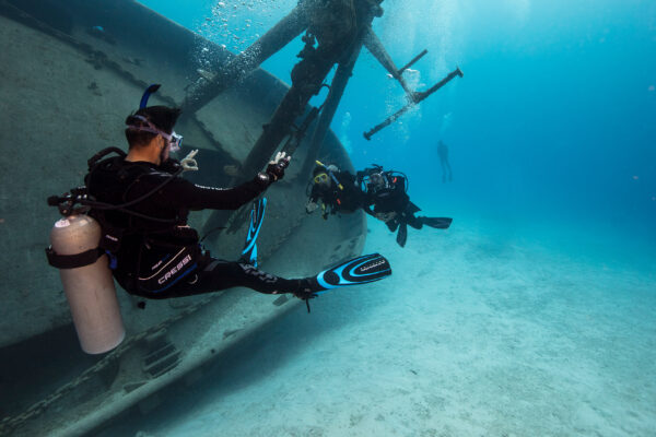 PADI Pro leads students on a wreck dive