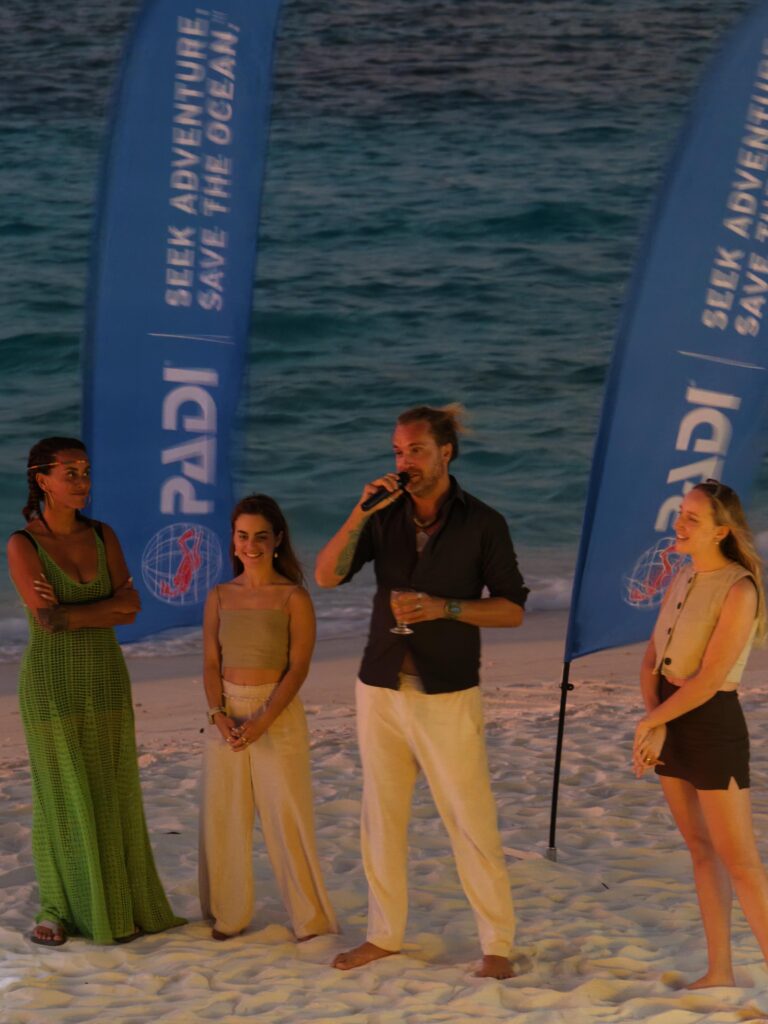 4 человека из AVANI и Aquafanatics отпраздновали PADI AWARE Week 2025 на Мальдивах.