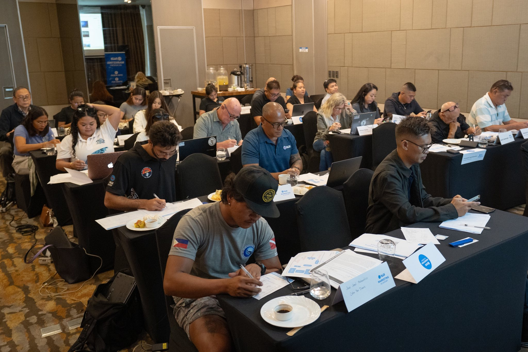 坐在桌前为 PADI 营销学院 AP 写作的学生们