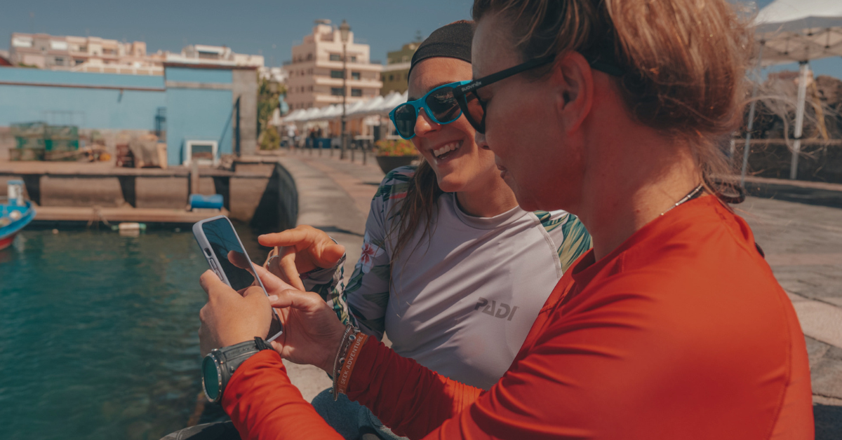 Two divers discuss the next steps after a DSD experience.