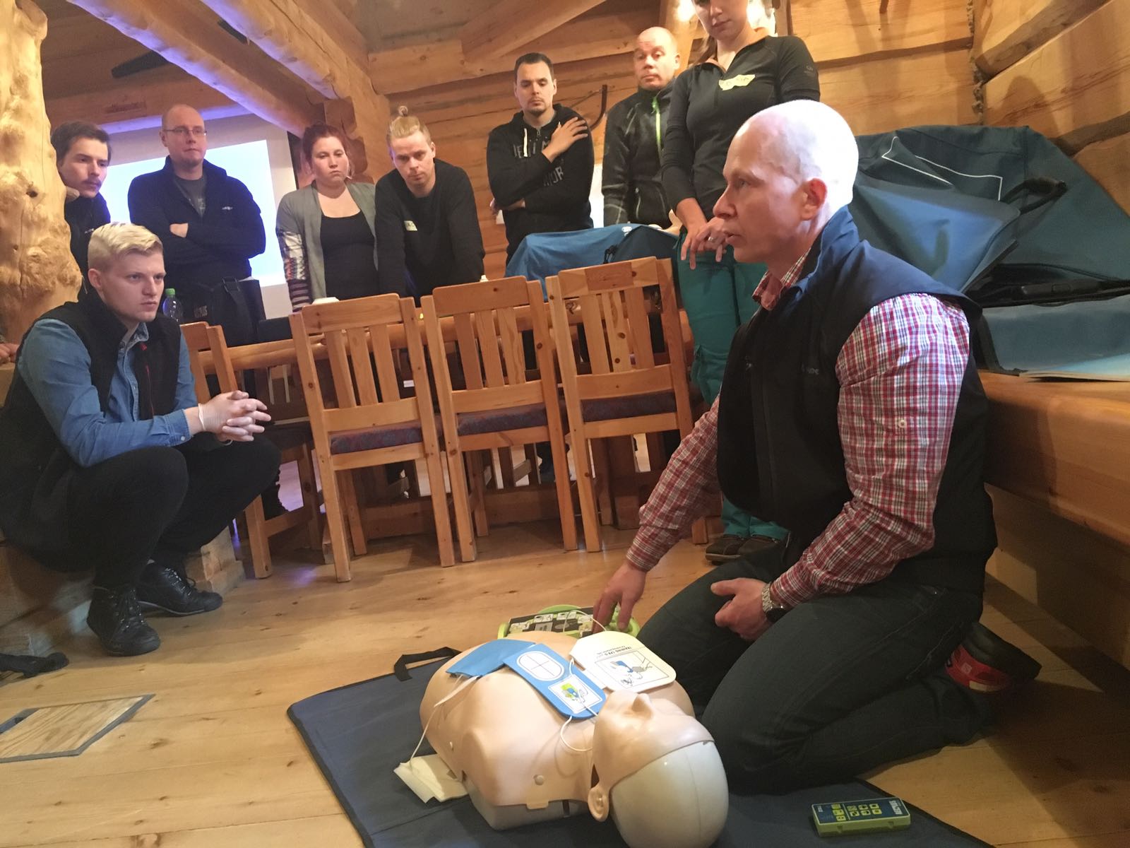 EFR Instructor показывает студентам, как делать искусственное дыхание и массаж сердца на манекене